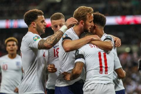 Raheem Sterling (Manchester City) of England (11) celebrates with Harry Kane (Tottenham Hotspur) of England (3rd right) after he scores his second goal during the UEFA 2020 EURO Qualifier EM Europameisterschaft match between England and Czech Republic at Wembley Stadium, London, England on 22 March 2019. Copyright: xDavidxHornx PMI-2698-0025