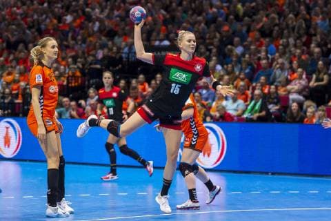 Handball, Frauen: Testspiel, Niederlande - Deutschland v.li. Kelly Dulfer (Niederlande), Kim Naidzinavicius (Deutschland Bietigheim) Groningen MartiniPlaza Arena Niederlande