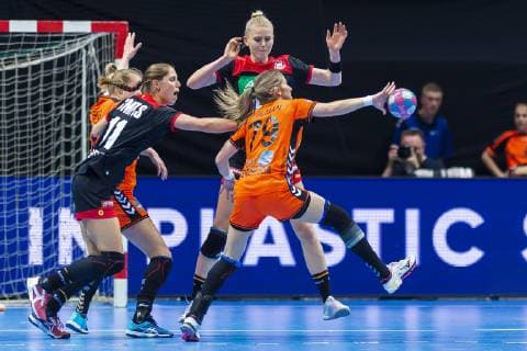 Handball, Frauen: Testspiel, Niederlande - Deutschland v.li. Xenia Smits (Deutschland Metz), Kim Naidzinavicius (Deutschland Bietigheim), Estavana Polman (Niederlande) Groningen MartiniPlaza Arena Niederlande