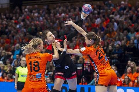 Handball, Frauen: Testspiel, Niederlande - Deutschland Kelly Dulfer (Niederlande), Jennifer Rode (Deutschland Leverkusen), Inger Smits (Niederlande) Groningen MartiniPlaza Arena Niederlande