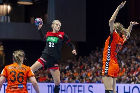 Handball, Frauen: Testspiel, Niederlande - Deutschland v.li. Celine Michielsen (Niederlande), Evgenija Minevskaja (Deutschland Metzingen), Kelly Dulfer (Niederlande) Groningen MartiniPlaza Arena Niederlande