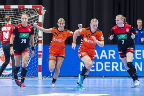 Handball, Frauen: Testspiel, Niederlande - Deutschland v.li. Emily Boelk Bölk (Deutschland Thueringer HC), Angela Malestein (Niederlande Bietigheim), Celine Michielsen (Niederlande), Meike Schmelzer (Deutschland Thueringer HC) Groningen MartiniPlaza Arena Niederlande