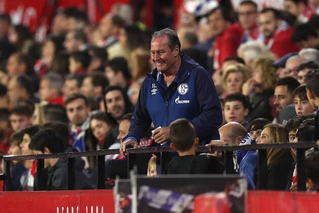 Sport Themen der Woche KW12 Sport Bilder des Tages 21.03.2019, Fussball, Saison 2018 2019, Bundesliga, Trofreo Antonio Puerta - Testspiel FC Sevilla - FC Schalke 04 Sevilla Spanien Cheftrainer Huub Stevens (FC Schalke 04) muss auf die Tribüne Sevilla Estadio Ramon Sanchez Pizjuan Spanien *** 21 03 2019 Football Season 2018 2019 Bundesliga Trofreo Antonio Puerta Test match FC Sevilla FC Schalke 04 Sevilla Spain head coach Huub Stevens FC Schalke 04 must go to the stands Sevilla Estadio Ramon Sanchez Pizjuan Spain