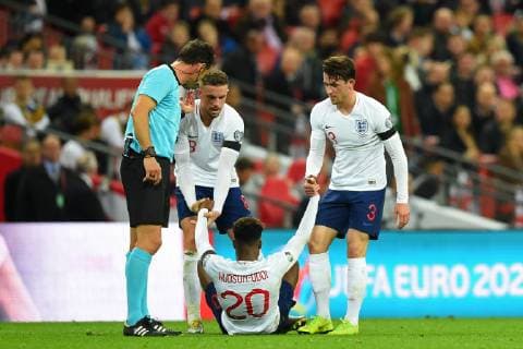 March 22, 2019 - London, England, United Kingdom - England forward Callum Hudson-Odoi is pulled to his feet after a tackle, by teammates Jordan Henderson and Ben Chilwell during the UEFA European Championship EM Europameisterschaft Group A Qualifying match between England and Czech Republic at Wembley Stadium, London on Saturday 23rd March 2019. England v Czech Republic - UEFA EURO EM Europameisterschaft Fussball 2020 Qualifier  - ZUMAn230 20190322_zaa_n230_848 Copyright: xMixNewsx