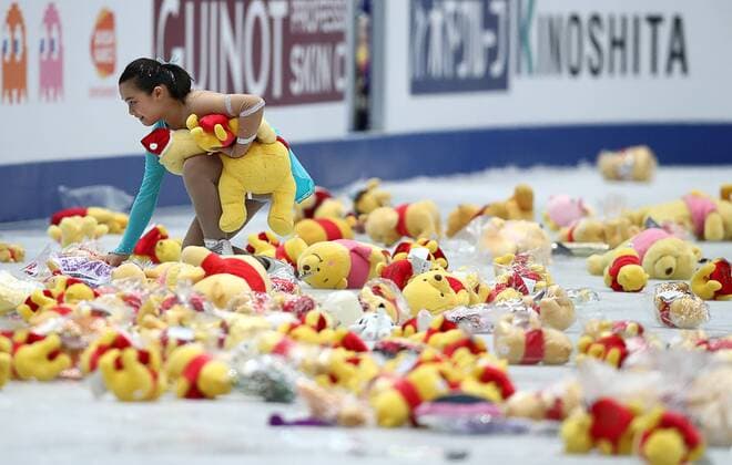 Sport Themen der Woche KW12 Sport Bilder des Tages SAITAMA, JAPAN - MARCH 23, 2019: Toys and flowers on the rink after Japanese figure skater Yuzuru Hanyu s performance during the men s free skating event at the 2019 ISU World Figure skating Eiskunstlauf Championships at Saitama Super Arena. Stanislav Krasilnikov TASS  TS0A5A8D