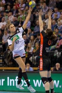 v.li.: Alicia Stolle (Deutschland, 37) und Laura van der Heijden (Niederlande, Nederland, 6) im Zweikampf, Duell, Spielszene, Aktion, Action, Handball, Länderspiel Frauen, Deutschland - Niederlande,