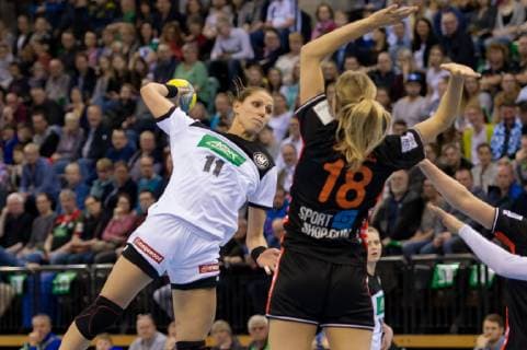 v.li.: Xenia Smits (Deutschland, 11) beim Wurf, Spielszene, Aktion, Action, Handball, Länderspiel Frauen, Deutschland - Niederlande,