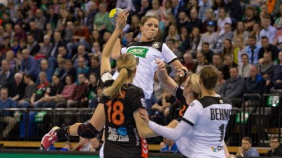 v.li.: Xenia Smits (Deutschland, 11) beim Wurf, Spielszene, Aktion, Action, Handball, Länderspiel Frauen, Deutschland - Niederlande,