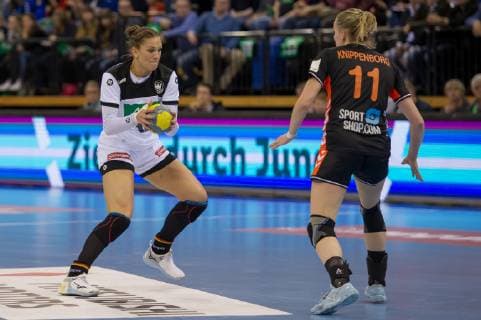 v.li.: Julia Behnke (Deutschland, 13) und Lynn Knippenborg (Niederlande, Nederland, 11) im Zweikampf, Duell, Spielszene, Aktion, Action, Handball, Länderspiel Frauen, Deutschland - Niederlande,