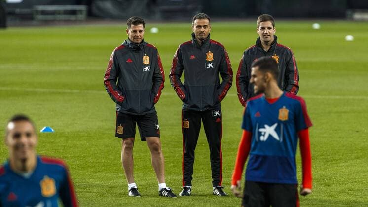 Madrid, Spain, 22.03.2019, Training der spanischen Fussballnationalmannschaft, Head coach Luis Enrique (Spain) looks on Co Trainer Robert Moreno (re.) ( DeFodi523