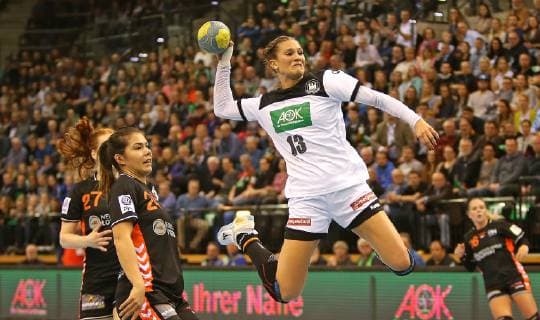 Sport Bilder des Tages 23.03.2019, Handball Frauen, Länderspiel, Deutschland - Niederlande, in der EWE Arena Oldenburg. (L-R) Dione Housheer (Niederlande), Martine Smeets (Niederlande), Julia Behnke (Deutschland) beim Wurf