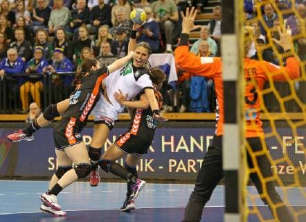 23.03.2019, Handball Frauen, Länderspiel, Deutschland - Niederlande, in der EWE Arena Oldenburg. Laura van der Heijden (li., Niederlande) und Kelly Vollebregt (re., Niederlande) gegen Xenia Smits (mi., Deutschland)