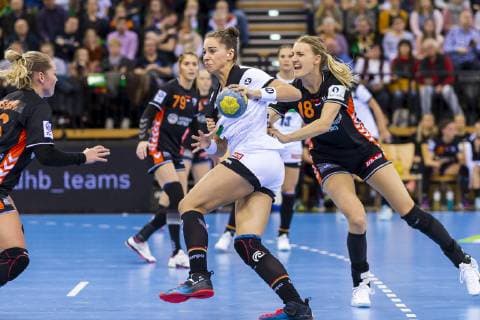 Handball, Frauen: Testspiel, Deutschland vs. Niederlande v.li. Emily Boelk Bölk (Deutschland Thueringer HC), Kelly Dulfer (Niederlande) Oldenburg EWE Arena Niederlande