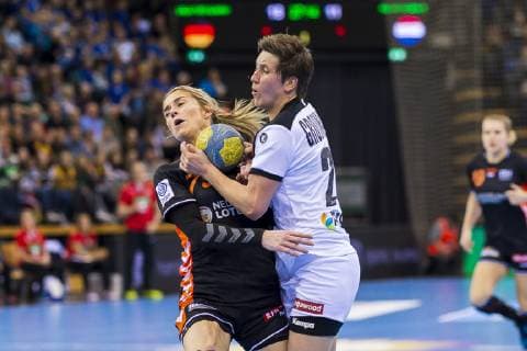 Handball, Frauen: Testspiel, Deutschland vs. Niederlande v.li. Estavana Polman (Niederlande), Ina Grossmann (Deutschland Thueringer HC) Oldenburg EWE Arena Niederlande