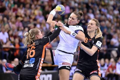 Emily Boelk (Deutschland, Thueringer HC) (am Ball), Dionne Visser (Niederlande, SG Kirchhof 09) (L) und Lois Abbingh (Niederlande, Issy Paris) (R) ,GER, Deutschland - Niederlande Handball, Laenderspiel Frauen, Testspiel, 23.03.2019, ,GER, Deutschland - Niederlande Handball, Laenderspiel Frauen, 23.03.2019 Oldenburg Copyright: xEIBNER Roland_Sippelx EP_RSL