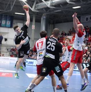 Brian Gipperich (HC Rhein Vikings 3) gegen v.l. Soeren Suedmeier (ASV Hamm-Westfalen 17), Daniel Zwarg (HC Rhein Vikings 25), Markus Fuchs (ASV Hamm-Westfalen 6), ASV Hamm-Westfalen vs HC Rhein Vikings, Handball, 2. Bundesliga, 23.03.2019, ASV Hamm-Westfalen vs HC Rhein Vikings, Handball, 2. Bundesliga, 23.03.2019 Hamm Copyright: xEibner Jan_Strohdiekx EP_JSK