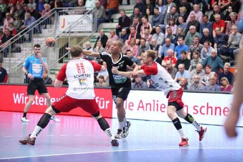 Daniel Zwarg (HC Rhein Vikings 25) gegen Jakob Schwabe (ASV Hamm-Westfalen 11)(links) und Stefan Lex (ASV Hamm-Westfalen 13)(rechts) , ASV Hamm-Westfalen vs HC Rhein Vikings, Handball, 2. Bundesliga, 23.03.2019, ASV Hamm-Westfalen vs HC Rhein Vikings, Handball, 2. Bundesliga, 23.03.2019 Hamm Copyright: xEibner Jan_Strohdiekx EP_JSK