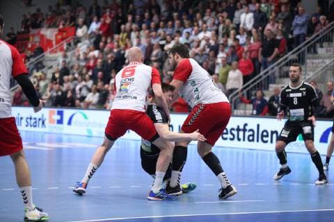 Brian Gipperich (HC Rhein Vikings 3) gegen Markus Fuchs (ASV Hamm-Westfalen 6)(links) und Jan Brosch (ASV Hamm-Westfalen 5)(rechts) , ASV Hamm-Westfalen vs HC Rhein Vikings, Handball, 2. Bundesliga, 23.03.2019, ASV Hamm-Westfalen vs HC Rhein Vikings, Handball, 2. Bundesliga, 23.03.2019 Hamm Copyright: xEibner Jan_Strohdiekx EP_JSK
