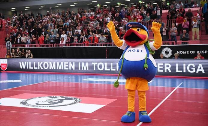 Volleyball 1. Bundesliga Saison 2018 2019 TV Rottenburg - WWK Volleys Herrsching 23.03.2019 Das Maskottchen der Stadtwerke Rottenburg, Ente Rosi bei der Teamvorstellung in der Paul Horn Arena *** Volleyball 1 Bundesliga Season 2018 2019 TV Rottenburg WWK Volleys Herrsching 23 03 2019 The mascot of the Stadtwerke Rottenburg Ente Rosi at the team presentation in the Paul Horn Arena