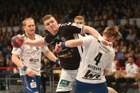 Handball 2.Handball Bundesliga 2018 2019 - Handball Sportverein Hamburg vs. EHV Aue Dominik Vogt (Handball Sportverein Hamburg),erfolgreicher Torwurf,Sebastian Neumann (EHV Aue), Sporthalle Hamburg Hamburg