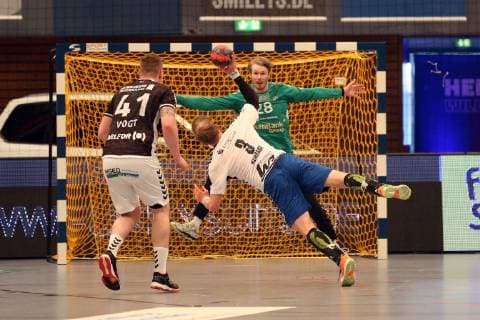 Handball 2.Handball Bundesliga 2018 2019 - Handball Sportverein Hamburg vs. EHV Aue Dominik Vogt (Handball Sportverein Hamburg),Eric Meinhardt (EHV Aue),7meter, erfolgreich,Torwart Aron Edvardsson (Handball Sportverein Hamburg), Sporthalle Hamburg Hamburg