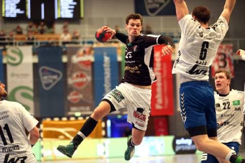 Handball 2.Handball Bundesliga 2018 2019 - Handball Sportverein Hamburg vs. EHV Aue Benas Petreikis (EHV Aue),Finn Wullenweber (Handball Sportverein Hamburg),erfolgreicher Torwurf,Kevin Roch (EHV Aue),Petr Slachta (EHV Aue), Sporthalle Hamburg Hamburg