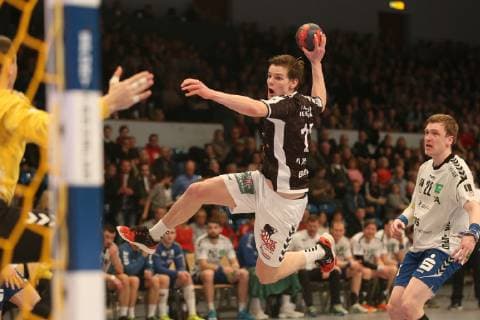 Handball 2.Handball Bundesliga 2018 2019 - Handball Sportverein Hamburg vs. EHV Aue Torwart Radek Musil (EHV Aue),Dominik Axmann (Handball Sportverein Hamburg),erfolgreicher Torwurf,Petr Slachta (EHV Aue), Sporthalle Hamburg Hamburg