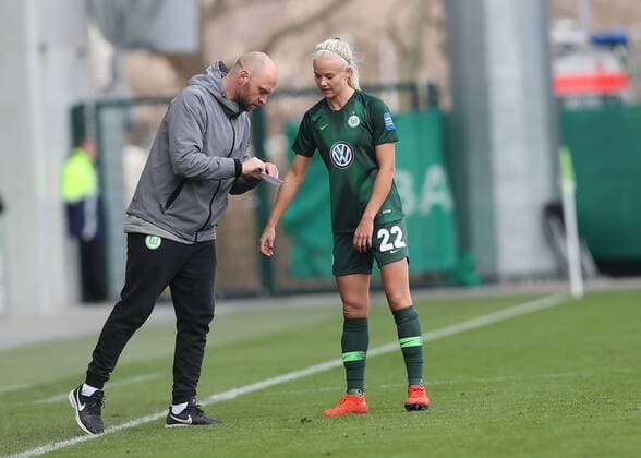 Cheftrainer Stephan Lerch (VfL Wolfsburg) gibt Pernille Harder (VfL Wolfsburg) Anweisungen DFL regulations prohibit an, use of photographs as image sequences and or quasi-video. Gemaeß den Vorgaben der DFL Deutsche Fussball Liga ist es untersagt, in dem Stadion und oder vom Spiel angefertigte Fotoaufnahmen in Form von Sequenzbildern und oder videoaehnlichen Fotostrecken zu verwerten bzw. verwerten zu lassen.