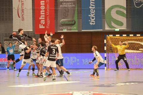 Handball 2.Handball Bundesliga 2018 2019 - Handball Sportverein Hamburg vs. EHV Aue Finn Wullenweber (Handball Sportverein Hamburg), letzter 9m, mit dem Schlusspfiff, nicht erfolgreich Sporthalle Hamburg Hamburg