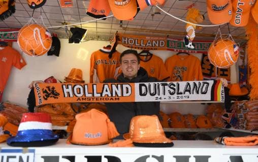 Fussball, Herren, Saison 2018 19, EM-Qualifikation, Gruppe C (2. Spieltag), Länderspiel in Amsterdam, Niederlande - Deutschland, Fanartikelstand mit dem Schal zum Spiel, 24.03. 2019, Copyright: xMatthiasxKochx