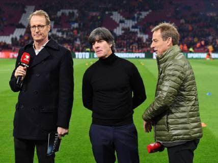 Fussball, Herren, Saison 2018 19, EM-Qualifikation, Gruppe C (2. Spieltag), Länderspiel in Amsterdam, Niederlande - Deutschland, v. l. Moderator Florian König (RTL), Bundestrainer Joachim Löw (Deutschland), TV-Experte Jürgen Klinsmann (RTL), 24.03. 2019, Copyright: xMatthiasxKochx