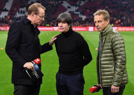 Fussball, Herren, Saison 2018 19, EM-Qualifikation, Gruppe C (2. Spieltag), Länderspiel in Amsterdam, Niederlande - Deutschland, v. l. Moderator Florian König (RTL), Bundestrainer Joachim Löw (Deutschland), TV-Experte Jürgen Klinsmann (RTL), 24.03. 2019, Copyright: xMatthiasxKochx