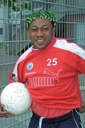 Jean-Kasongo Banza vom VfL Wolfsburg auf dem Wege zum Training am 18.05.2000 *** Jean Kasongo Banza from VfL Wolfsburg on his way to training on 18 05 2000