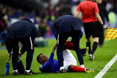 Sport Bilder des Tages blessure de Kylian Mbappe (France) FOOTBALL : France vs Islande - Eliminatoires Euro 2020 - Paris - 25 03 2019 JBAutissier Panoramic 