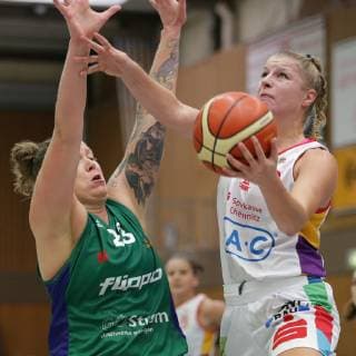 Göttingen, Sporthalle Felix-Klein-Gymnasium, 23.09.18, Basketball, DBBL, Saison 2018 19, DBBL-Pokal, Runde 2, Flippo Baskets BG 74 Göttingen gegen Chemcats Chemnitz Bild: 6 Grönberg (Chemcats Chemnitz; rechts, mit Ball), 23 Klaudia Grudzien (Flippo Baskets BG 74; links) *** Göttingen Sporthalle Felix Klein Gymnasium 23 09 18 Basketball DBBL Season 2018 19 DBBL Cup Round 2 Flippo Baskets BG 74 Göttingen vs. Chemcats Chemnitz Picture 6 Grönberg Chemcats Chemnitz right with ball 23 Klaudia Grudzien Flippo Baskets BG 74 left xsmmpJPGx
