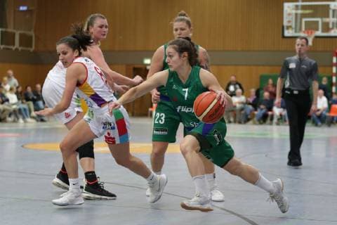 Göttingen, Sporthalle Felix-Klein-Gymnasium, 23.09.18, Basketball, DBBL, Saison 2018 19, DBBL-Pokal, Runde 2, Flippo Baskets BG 74 Göttingen gegen Chemcats Chemnitz Bild: 7 Jennifer Crowder (Flippo Baskets BG 74; rechts, mit Ball), 8 Andrea Andelova (Chemcats Chemnitz; links), 13 Klara Brichacova (Chemcats Chemnitz; links hinten), 23 Klaudia Grudzien (Flippo Baskets BG 74; rechts hinten) *** Göttingen Sporthalle Felix Klein Gymnasium 23 09 18 Basketball DBBL Season 2018 19 DBBL Cup Round 2 Flippo Baskets BG 74 Göttingen gegen Chemcats Chemnitz Picture 7 Jennifer Crowder Flippo Baskets BG 74 right with ball 8 Andrea Andelova Chemcats Chemnitz left 13 Klara Brichacova Chemcats Chemnitz left back 23 Klaudia Grudzien Flippo Baskets BG 74 right back xsmmpJPGx