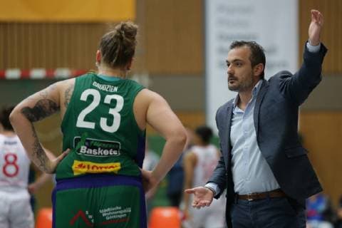Göttingen, Sporthalle Felix-Klein-Gymnasium, 23.09.18, Basketball, DBBL, Saison 2018 19, DBBL-Pokal, Runde 2, Flippo Baskets BG 74 Göttingen gegen Chemcats Chemnitz Bild: Giannis Koukos (Trainer, Headcoach, Flippo Baskets BG 74; rechts), 23 Klaudia Grudzien (Flippo Baskets BG 74; links) *** Göttingen Sporthalle Felix Klein Gymnasium 23 09 18 Basketball DBBL Season 2018 19 DBBL Cup Round 2 Flippo Baskets BG 74 Göttingen vs. Chemcats Chemnitz Picture Giannis Koukos Trainer Headcoach Flippo Baskets BG 74 right 23 Klaudia Grudzien Flippo Baskets BG 74 left xsmmpJPGx