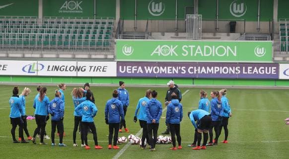 Ansprache von Cheftrainer Stephan Lerch (VfL Wolfsburg) vor dem Abschlusstraining