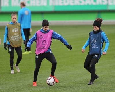 Lena Goessling (VfL Wolfsburg) am Ball