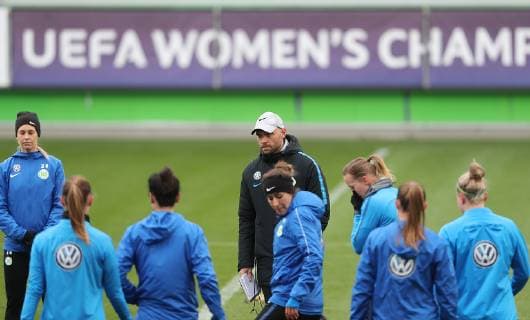 Ansprache von Cheftrainer Stephan Lerch (VfL Wolfsburg) vor dem Abschlusstraining