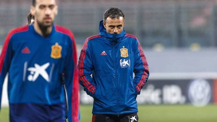 Attard, Malta, 25.03.2019, Training der spanischen Fussballnationalmannschaft, Head coach Luis Enrique (Spain) looks on ( DeFodi523