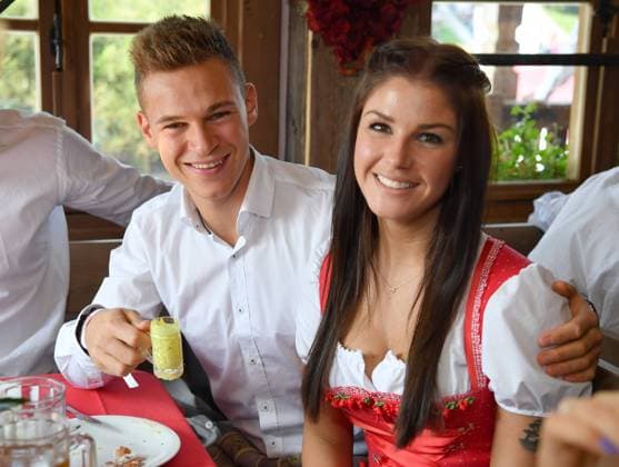 Joshua KIMMICH (Bayern Muenchen) und seine Freundin Lina werden Eltern! Archivfoto: Joshua KIMMICH (Bayern Muenchen) mit Freundin Lina Meyer, Fussball FC Bayern Muenchen, traditioneller Oktoberfestbesuch in der Kaefer Schenke, am 23.09.2017 in Muenchen Deutschland.