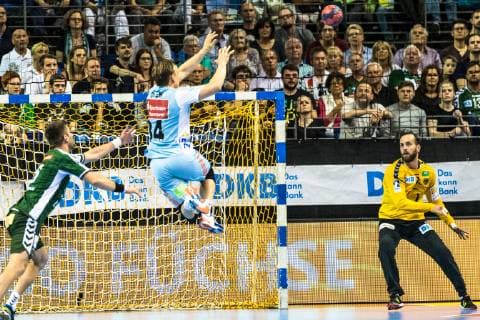 17.05.18 Füchse Berlin -Hannover-Burgdorf, 32. Spieltag (1. Bundesliga), Saison 2017 18, Handball Bild: Kempa-Trick von RM Morten Olsen Nr. 34 (TSV Hannover-Burgdorf) (m.)