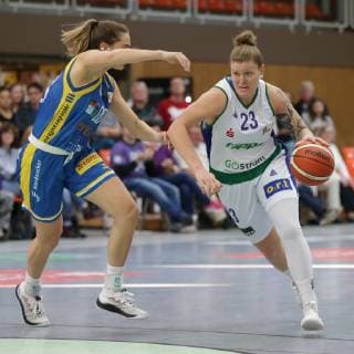 Göttingen, Sporthalle Felix-Klein-Gymnasium, 21.10.18, Basketball, DBBL, Saison 2018 19, 5. Spieltag, Flippo Baskets BG 74 Göttingen gegen Eintracht Braunschweig Bild: 23 Klaudia Grudzien (Flippo Baskets BG 74; rechts, mit Ball), 00 Margaret Mulligan (Eintracht Braunschweig; links) *** Göttingen Sporthalle Felix Klein Gymnasium 21 10 18 Basketball DBBL Season 2018 19 5 Matchday Flippo Baskets BG 74 Göttingen v Eintracht Braunschweig Picture 23 Klaudia Grudzien Flippo Baskets BG 74 right with ball 00 Margaret Mulligan Eintracht Braunschweig left xsmmpJPGx