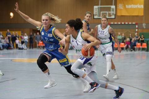 Göttingen, Sporthalle Felix-Klein-Gymnasium, 21.10.18, Basketball, DBBL, Saison 2018 19, 5. Spieltag, Flippo Baskets BG 74 Göttingen gegen Eintracht Braunschweig Bild: 1 Alissa Pierce (Flippo Baskets BG 74; vorne rechts, mit Ball), 10 Matilda Claesson (Eintracht Braunschweig; links), 23 Klaudia Grudzien (Flippo Baskets BG 74; hinten rechts), 00 Margaret Mulligan (Eintracht Braunschweig; Mitte hinten, teilweise verdeckt) *** Göttingen Sporthalle Felix Klein Gymnasium 21 10 18 Basketball DBBL Season 2018 19 5 Matchday Flippo Baskets BG 74 Göttingen v Eintracht Braunschweig Picture 1 Alissa Pierce Flippo Baskets BG 74 front right with ball 10 Matilda Claesson Eintracht Braunschweig left 23 Klaudia Grudzien Flippo Baskets BG 74 rear right 00 Margaret Mulligan Eintracht Braunschweig middle rear partly hidden xsmmpJPGx