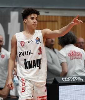 v.li.: Joshua Obiesie (s.Oliver Würzburg) gibt Anweisungen, gestikuliert, mit den Armen gestikulieren, gives instructions, gesticulate, Basketball, easyCredit Basketball-Bundesliga, s.Oliver Würzburg - FC Bayern München,