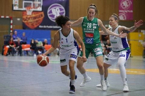 Göttingen, Sporthalle Felix-Klein-Gymnasium, 17.10.18, Basketball, DBBL, Saison 2018 19, 3. Spieltag, Flippo Baskets BG 74 Göttingen gegen Rutronik Stars Keltern Bild: 1 Alissa Pierce (Flippo Baskets BG 74; links, mit Ball), 20 Marta Tudanca (Rutronik Stars Keltern; Mitte), 23 Klaudia Grudzien (Flippo Baskets BG 74; rechts) *** Göttingen Sporthalle Felix Klein Gymnasium 17 10 18 Basketball DBBL Season 2018 19 3 Matchday Flippo Baskets BG 74 Göttingen vs Rutronik Stars Keltern Picture 1 Alissa Pierce Flippo Baskets BG 74 left with ball 20 Marta Tudanca Rutronik Stars Keltern middle 23 Klaudia Grudzien Flippo Baskets BG 74 right xsmmpJPGx