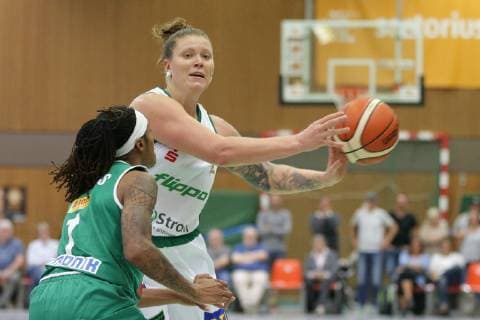 Göttingen, Sporthalle Felix-Klein-Gymnasium, 17.10.18, Basketball, DBBL, Saison 2018 19, 3. Spieltag, Flippo Baskets BG 74 Göttingen gegen Rutronik Stars Keltern Bild: 23 Klaudia Grudzien (Flippo Baskets BG 74; rechts, mit Ball), 1 Jasmine Thomas (Rutronik Stars Keltern; links) *** Göttingen Sporthalle Felix Klein Gymnasium 17 10 18 Basketball DBBL Season 2018 19 3 Matchday Flippo Baskets BG 74 Göttingen vs Rutronik Stars Keltern Picture 23 Klaudia Grudzien Flippo Baskets BG 74 right with ball 1 Jasmine Thomas Rutronik Stars Keltern left xsmmpJPGx