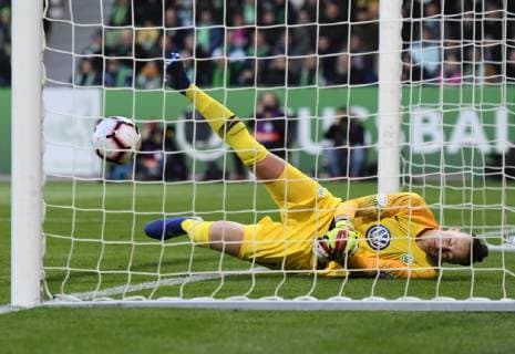 Sport Bilder des Tages Torhueterin Almuth Schult (VfL) kann den Ball nicht halten, darauhin faellt das Tor zum 0-1. Fussball UEFA Championsleague, Saison 2018 2019, Viertelfinale Rueckspiel: VfL Wolfsburg - Olympique Lyon in Wolfsburg, Deutschland am 27.03.2019,