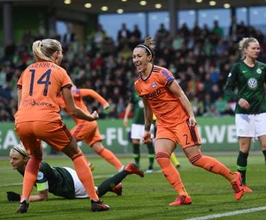 Jubel nach dem Tor zum 0-1: Torschuetzin Lucy Bronze (LYO) jubelt mit Ada Hegerberg (14 LYO) Fussball UEFA Championsleague, Saison 2018 2019, Viertelfinale Rueckspiel: VfL Wolfsburg - Olympique Lyon in Wolfsburg, Deutschland am 27.03.2019,